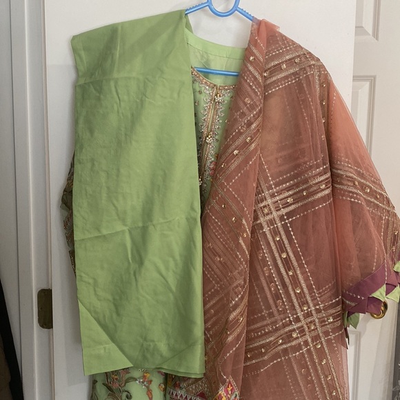 Beautiful Pakistani 3 Piece Suit - Picture 6 of 9